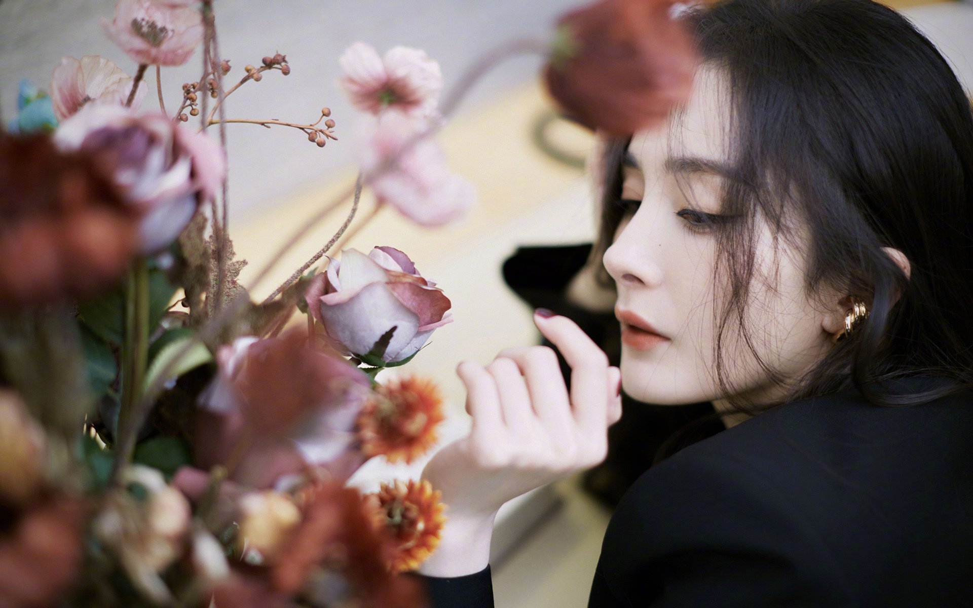 “东桃花岛缆绳滑水:水面极速飞驰,观众热血沸腾”