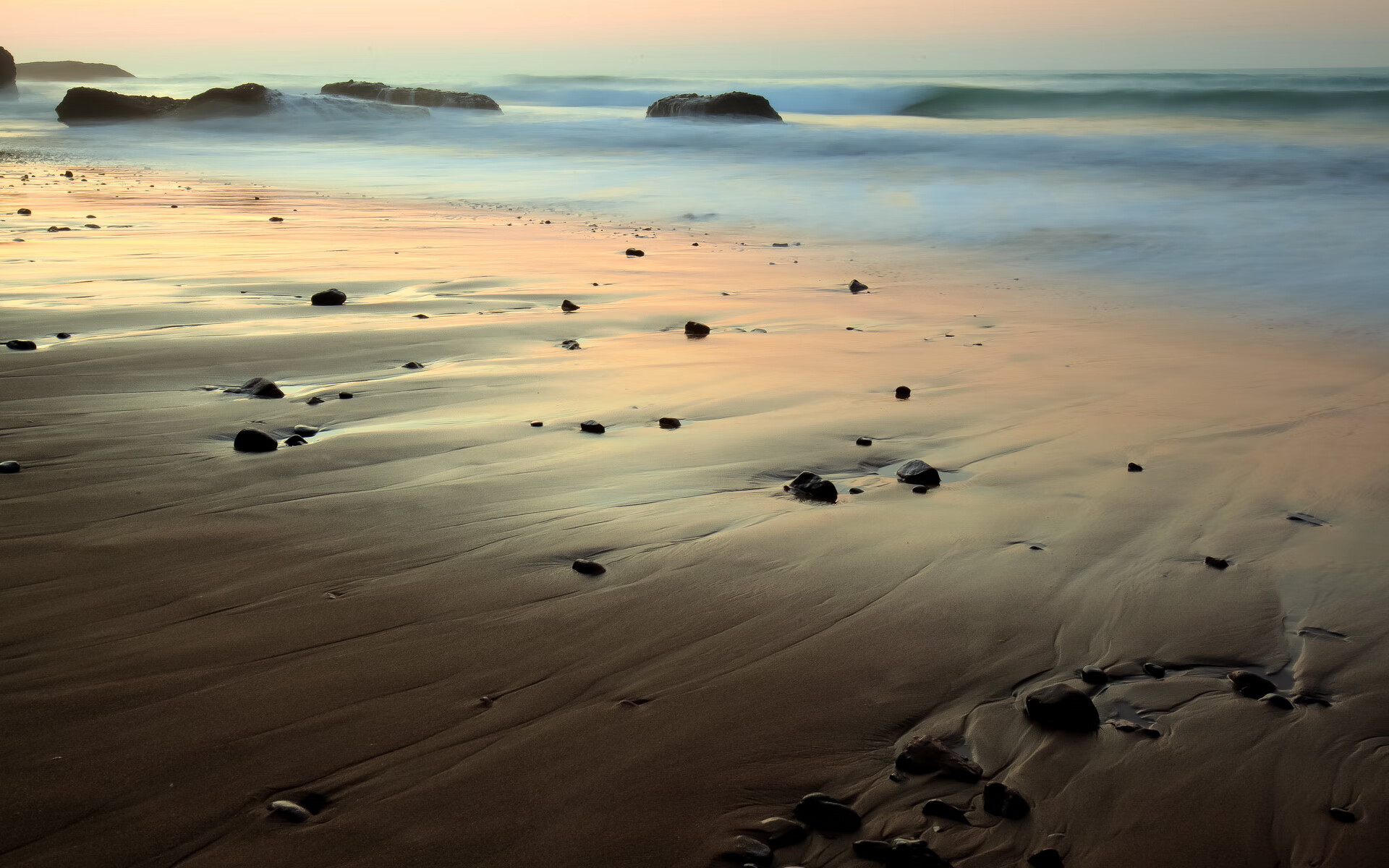 双前腰压迫第一线打破对手节奏，双前腰4222